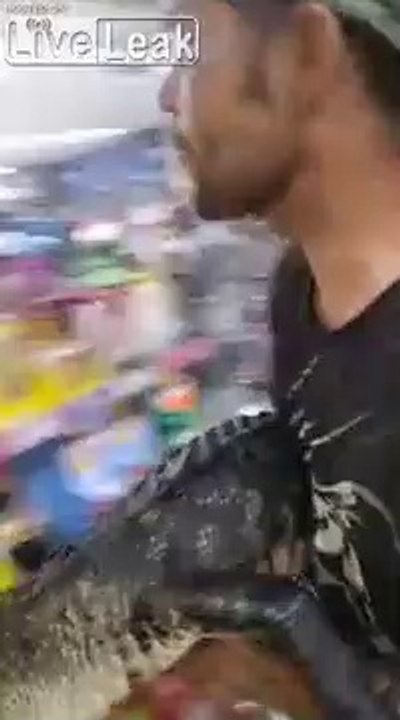 Faire ses courses au supermarché avec un crocodile dans les bras...
