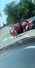 Quand 4 femmes règlent leurs comptes en pleine route... Road rage ridicule