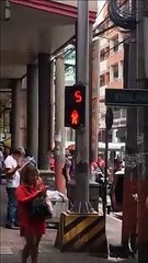 Ce feu au passage piéton aux Philippines est tellement drôle