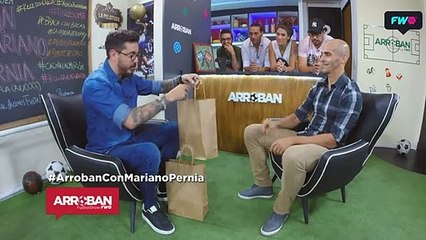 Mariano Pernía recibe su remera de Catenaccio