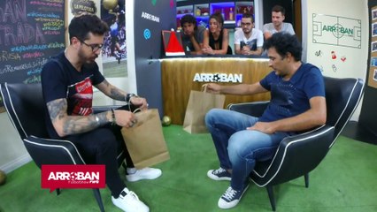 Leo Astrada recibe su gorra Bondi