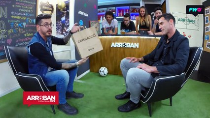 Nacho González recibe su remera de Catenaccio