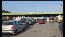 Report TV - Kosovarët 'dynden' drejt bregdetit, radhë të gjata automjetesh në Morinë