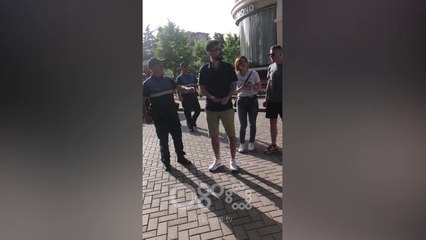 RTV Ora - Policia u bllokon bazën materiale për protestën të rinjve demokrat