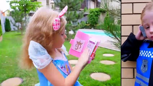 Nastya faire semblant de jouer avec un jouet de chat poupées enfants