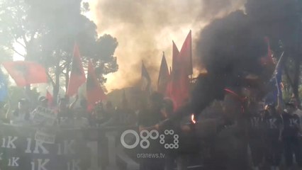 RTV Ora - Marshimi i protestuesve në bulevard