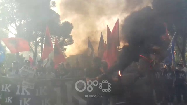 RTV Ora - Marshimi i protestuesve në bulevard