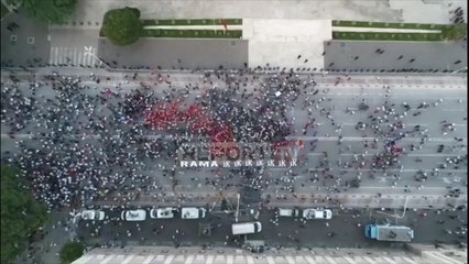 Report TV sjell pamjet me dron, protestuesit fillojnë të vijnë para kryeministrisë ora 19:30