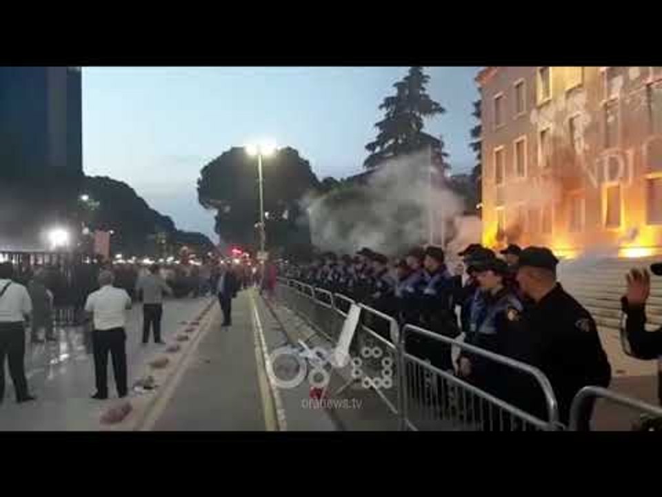 RTV Ora - Me gishta lart! Protestuesit ndriçojnë bulevardin me celularë