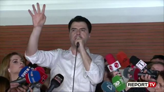 Report TV - Basha mbyll protestën e 8-të kombëtare: Shumica jemi ne, nuk do të hedhim asnjë hap pas