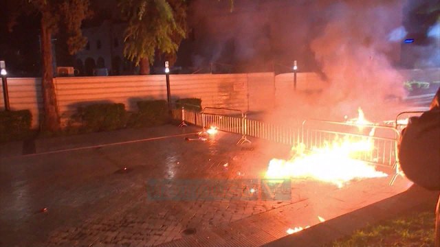 Ambasadat: Drejtuesit e protestës përgjegjësi për aktet e dhunës - News, Lajme - Vizion Plus