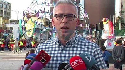 Video herunterladen: KARNAVALET NGJYROSIN QYTETIN E KORÇES, 27 GRUPE NGA GJITHE BOTA - News, Lajme - Kanali 7