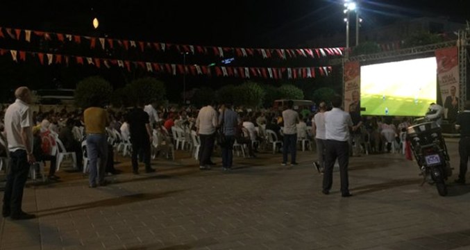 Taksim Meydanı'nda milli maç heyecanı dev ekrana taşındı
