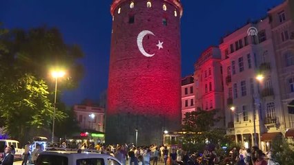 Galata Kulesi kırmızı beyaz
