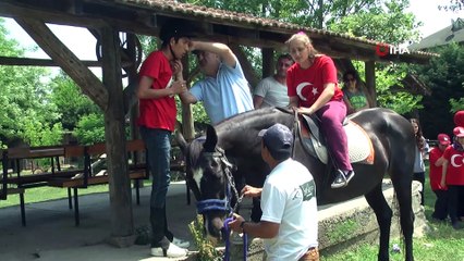 - Engelli çocuklar yüzme öğrendi, ata bindi