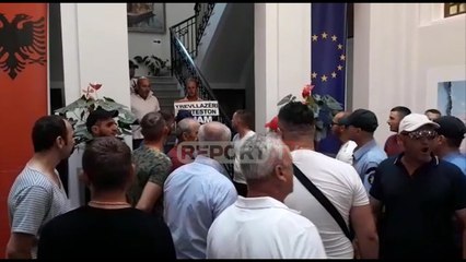 'Duam rrugë dhe ujë'/ Banorët e fshatit Trevllazër mësyjnë në ambientet e Bashkisë së Vlorës
