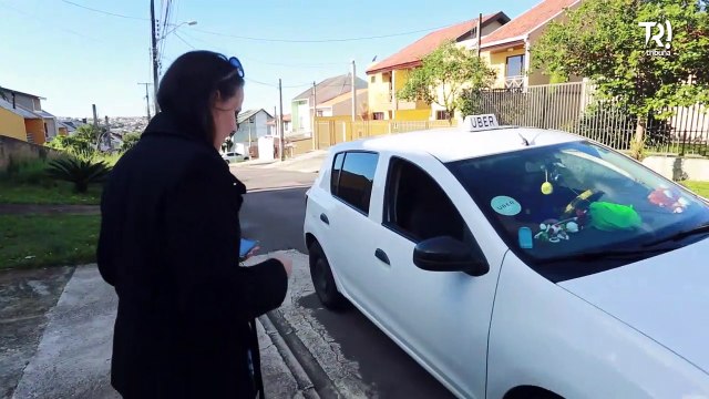 Motorista de aplicativo agrada clientes com carro e motorista “enfeitados”