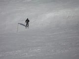 Amo essayant de faire un 180° en ski