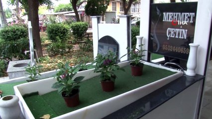 Mezar taşının üzerindeki Tarkan fotoğrafı ve telefon numarasını gören şaşkına dönüyor