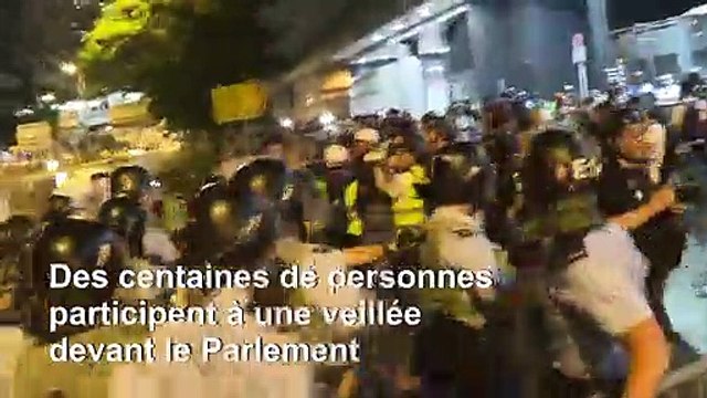 Hong Kong: des centaines de personnes participent à une veillée nocturne devant le Parlement