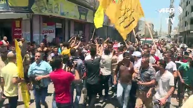 تشييع مسعف فلسطيني توفي متأثرا بجروح نتيجة إصابته بنيران إسرائيلية