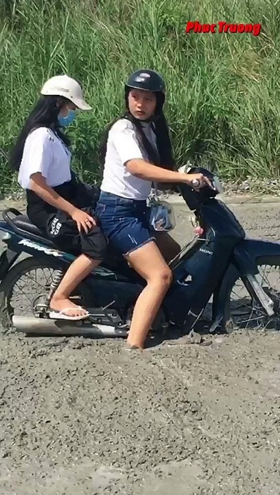 Phi thẳng xe vào đoạn đường đang đổ bê tông chưa khô, 2 cô gái trẻ mặc kẹt giữa "chốn hỗn độn"