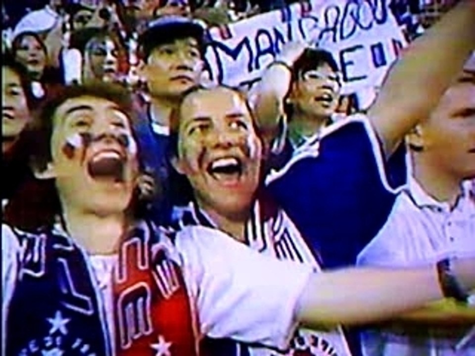 LE LION DE TERRANGA BOUFFE LE COQ EN 2002