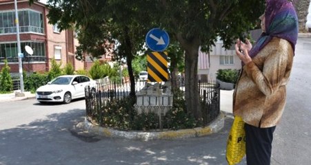 Yolun ortasındaki mezarı görenler durup başında dua ediyor