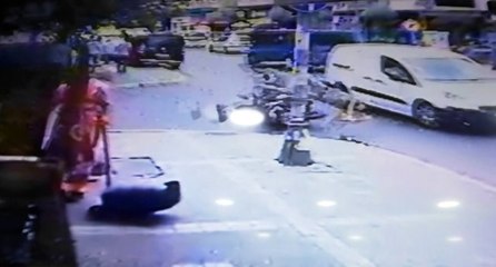 Kasksız gençlerin ölümden döndüğü anlar kamerada