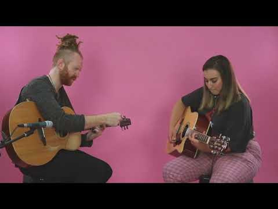 Newton Faulkner Teaches Us Guitar