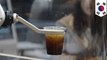 Robot barista membuat kopi di cafe di Korea Selatan - TomoNews