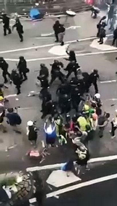 香港黑警 圍打普通市民