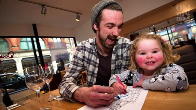 Il gesto incredibile di un cameriere nei confronti di una madre e della sua bimba