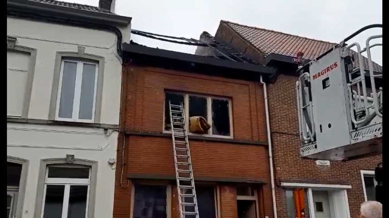 Les pompiers déblaient le premier étage de la maison incendiée à Leuze