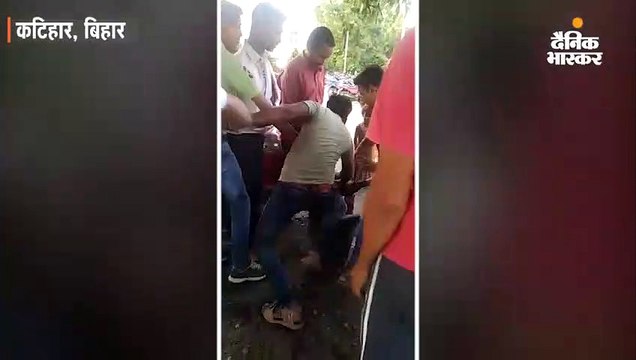 लोगों ने बाइक चोर को रंगेहाथों पकड़ा