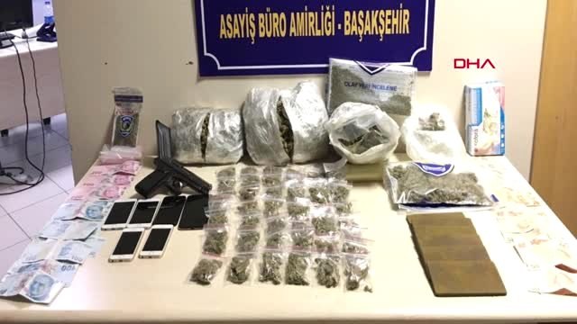 İSTANBUL- AVM ÖNÜNDE UYUŞTURUCU SATANLARA OPERASYON 4 GÖZALTI