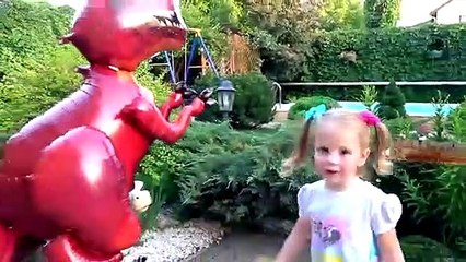 Nastya est en cherchant à jouer un géant de la vidéo à la maison pour les enfants