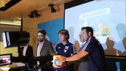 Julen Guerrero y Carlos Marchena Posan en la Presentación de la Eurocopa en Bilbao