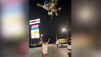 Dejó el vecindario a oscuras por estos globos de helio