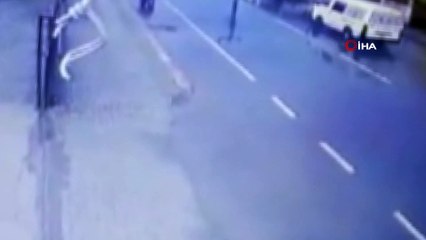 Otomobilin bisikletliye çarpma anı kamerada