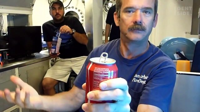 Cosa succede quando si apre una lattina di Coca Cola sul fondo dell’oceano?