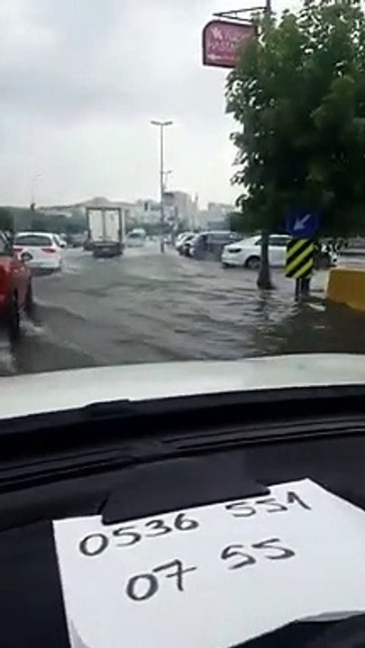 Pendik'te çok sayıda kişi selde mahsur kaldı