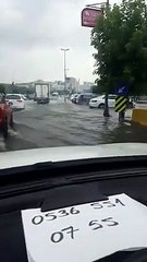 Pendik'te çok sayıda kişi selde mahsur kaldı