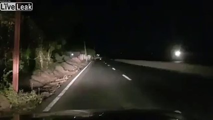 En inde ils construisent des poteaux au milieu de la route... Normal !!