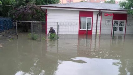 PENDİK'TE SU BASAN OKULDA KALANLARI İTFAİYE KURTARDI