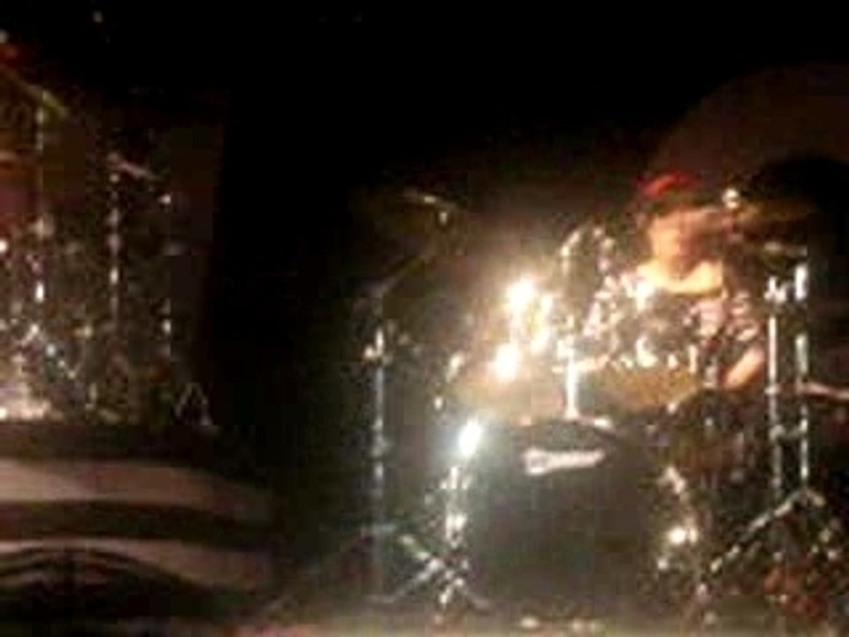 Superbus - Jenn a la batterie - 09/12/07 le Havre