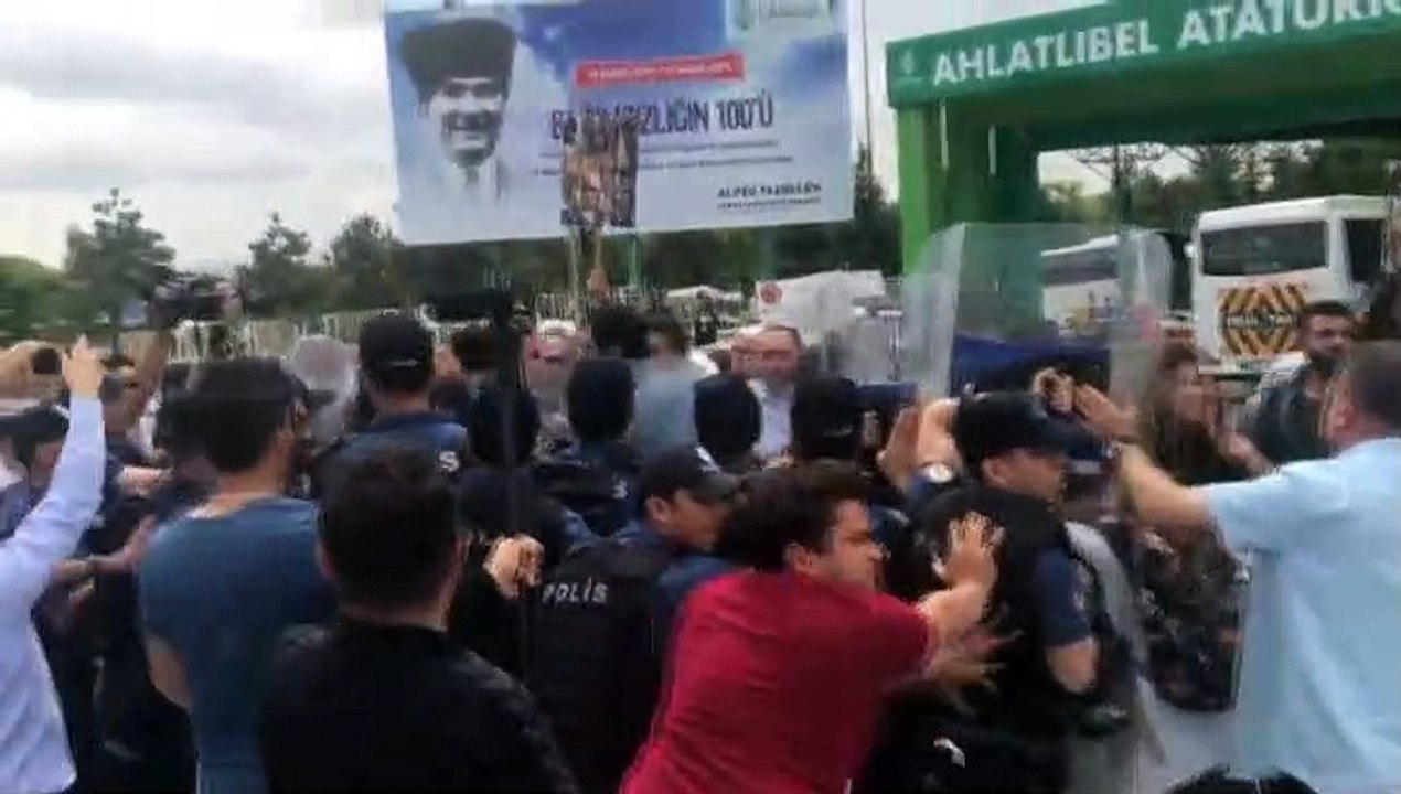 Çorlu tren kazasında yakınlarını kaybeden ailelere polis müdahale etti
