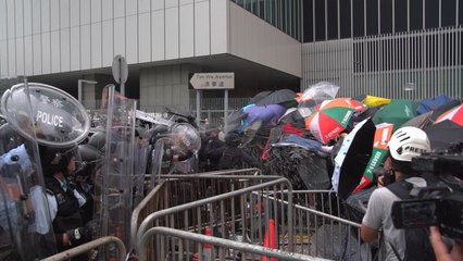 Video herunterladen: Hong Kong police chief declares anti-extradition bill protests a 'riot', raising stakes for those arrested