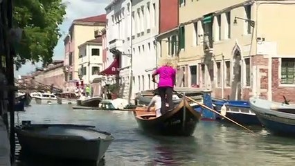 نساء يعلمن سياح البندقية طريقة التجذيف التقليدية