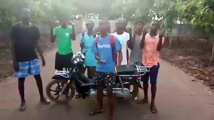 Cet enfant fait un Freestyle qui brûle de A à Z. Admirez !